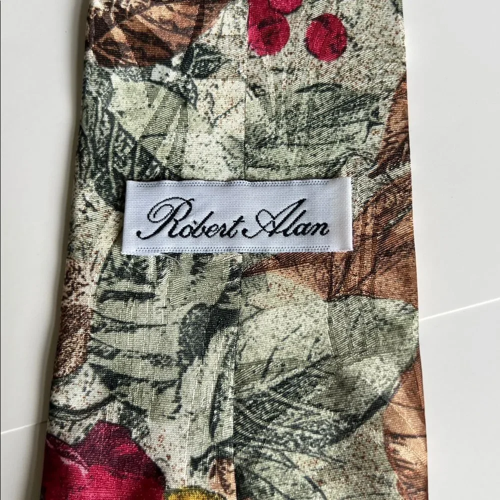 Floral‎ Patterned Robert Alan Tie in Red and Green 3.5 wide